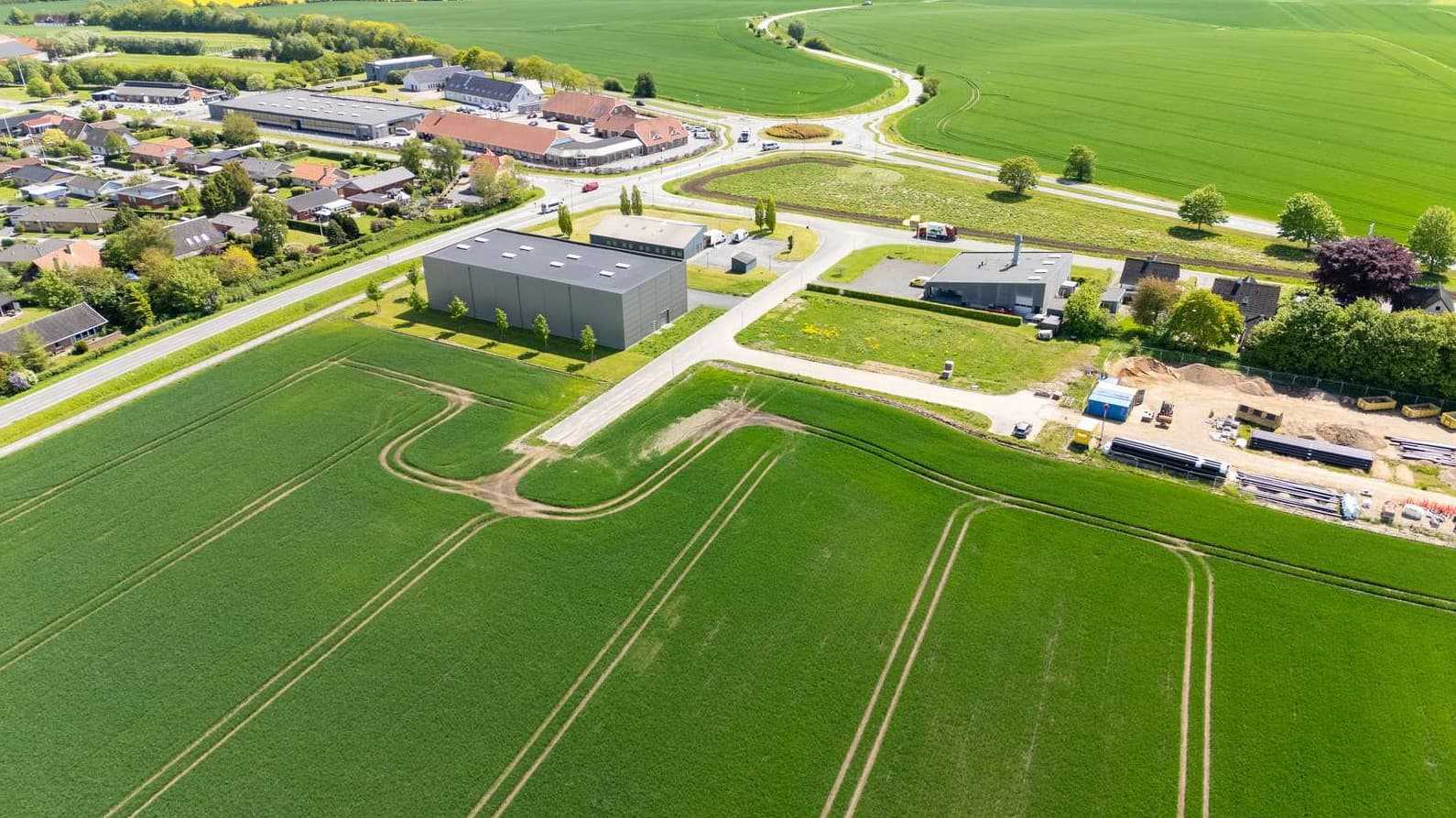 Dronebillede af erhvervsgrund på Erhvervsvej i Daugård